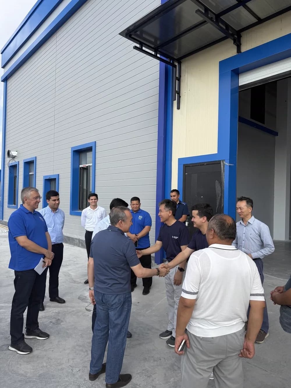 The visiting delegation was warmly welcomed on the plant grounds